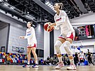 eské basketbalistky Kateina Galíková (vlevo) a Valentýna Kadlecová se...