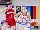 eská basketbalistka Veronika Voráková (vpravo) útoí na nmecký ko, hlídá si...