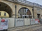 Elegantní 1120 metr� dlouhý Negrelliho �elezni�ní viadukt, fungující od roku 1850, bude mít brzy první zasklený oblouk, v�etn� rozvod� a sítí, uvnit� s infocentrem. Pak nastane del�í �as testování, jak si nový prostor a konstrukce mostu budou vzájemn� 