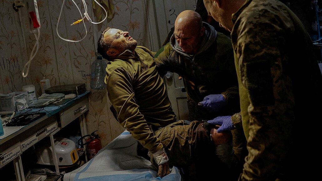 Zraněný ukrajinský voják na frontě v Doněcké oblasti (9. listopadu 2023)
