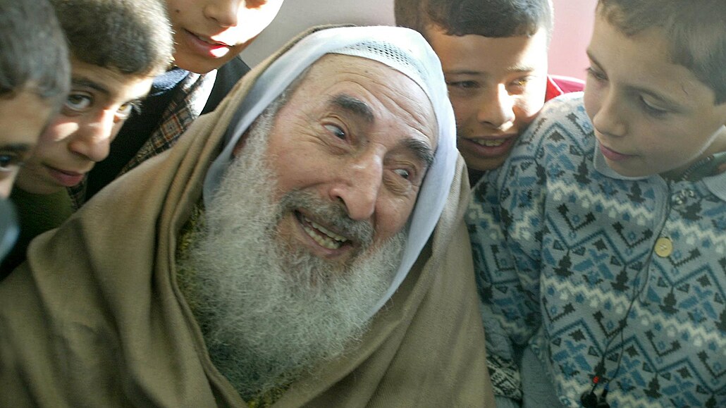 Duchovní vůdce Hamásu šejch Ahmed Jásin na archivním snímku z roku 2004