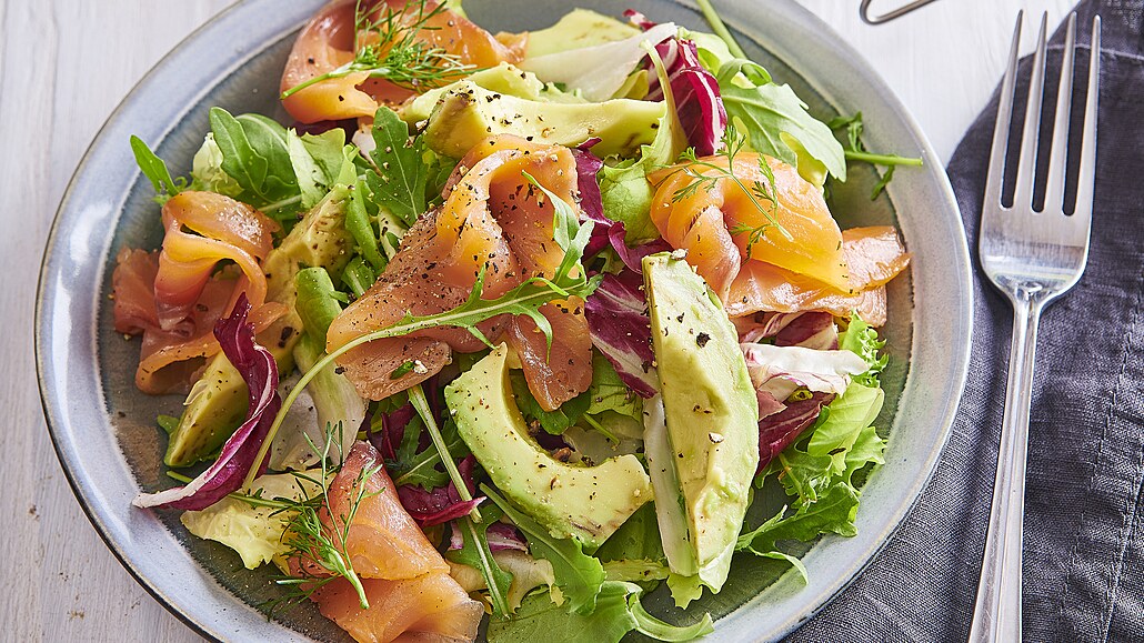 Salát s koprem, lososem a avokádem