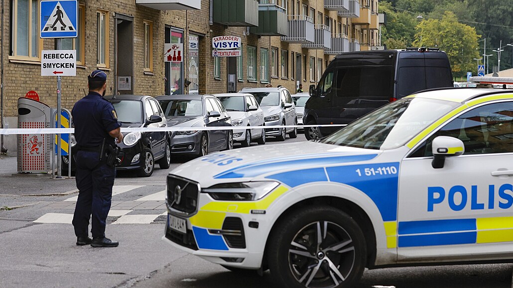 �védská policie zasahuje po útoku gang� v Göteborgu. (31. srpna 2023)