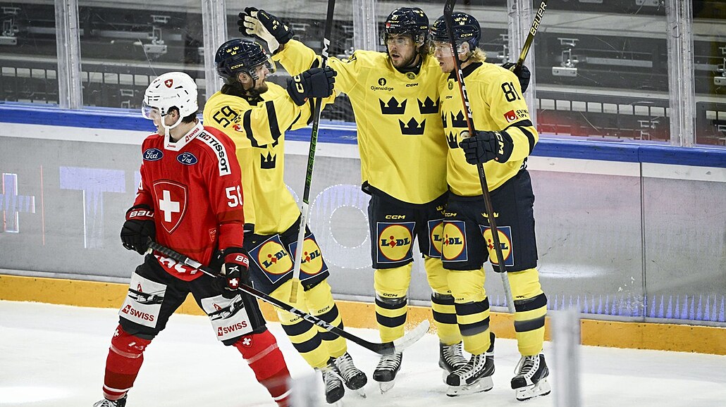 védtí hokejisté slaví trefu proti výcarsku na Karjala Cupu.