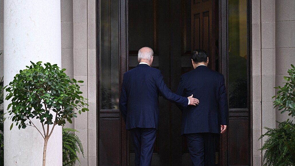 Americký prezident Joe Biden (vlevo) a ínský prezident Si in-pching.