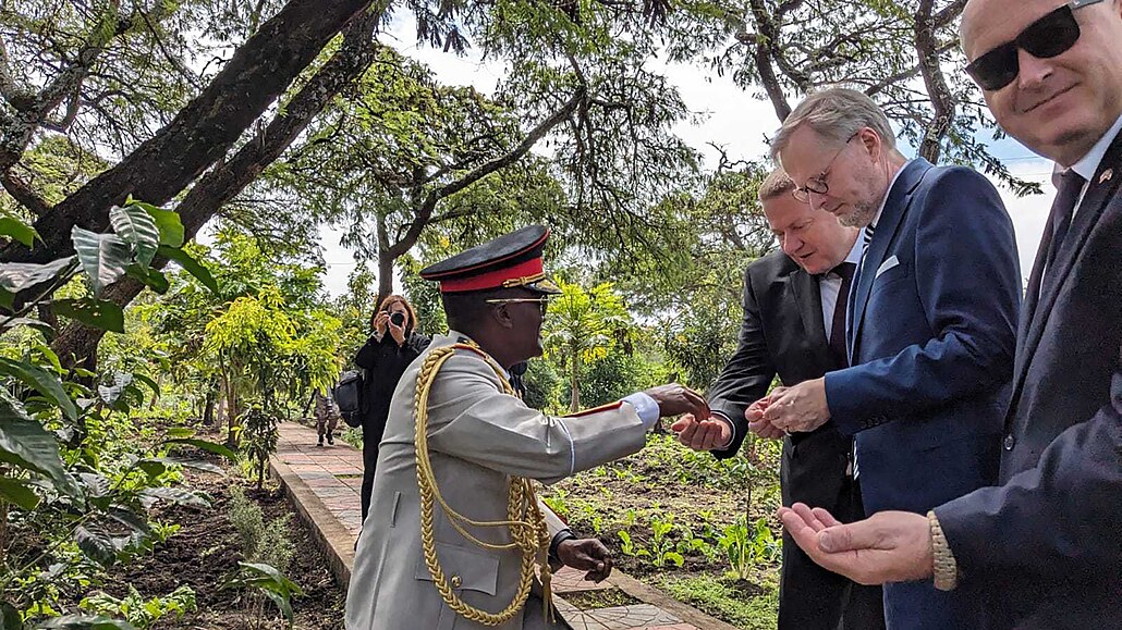 eský premiér Petr Fiala si v Etiopii prohlédl zahradu letecké základny v...