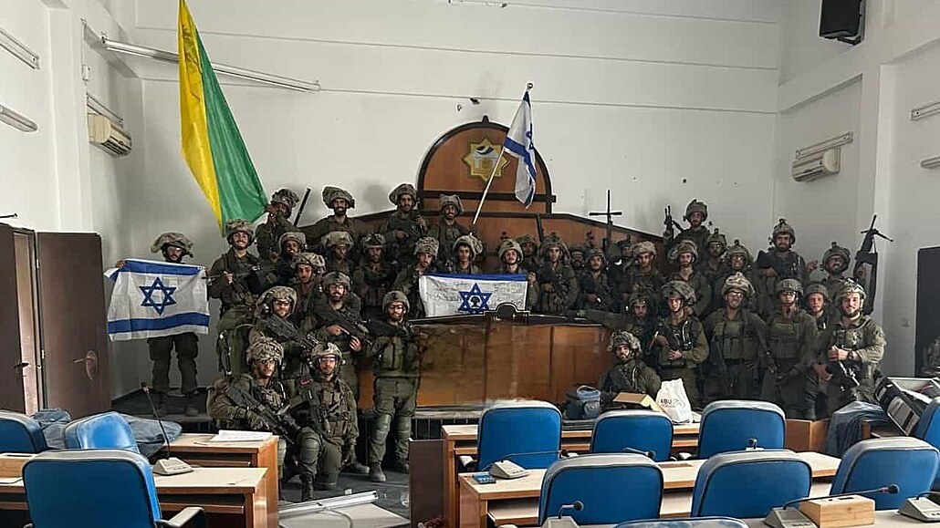 Izraelská armáda obsadila parlament hnutí Hamás ve mst Gaza. (14. listopadu...