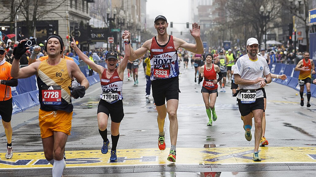 Zdeno Chára dobíhá do cíle Bostonského maratonu.