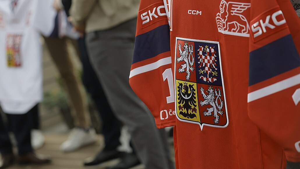 eská hokejová reprezentace bude nov oblékat dres se státním znakem.