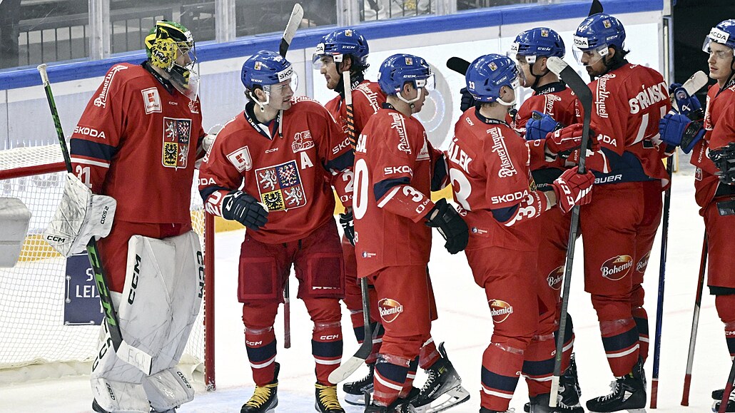 Čeští hokejisté oslavují vítězství v utkání proti Finsku, čímž ovládli turnaj...
