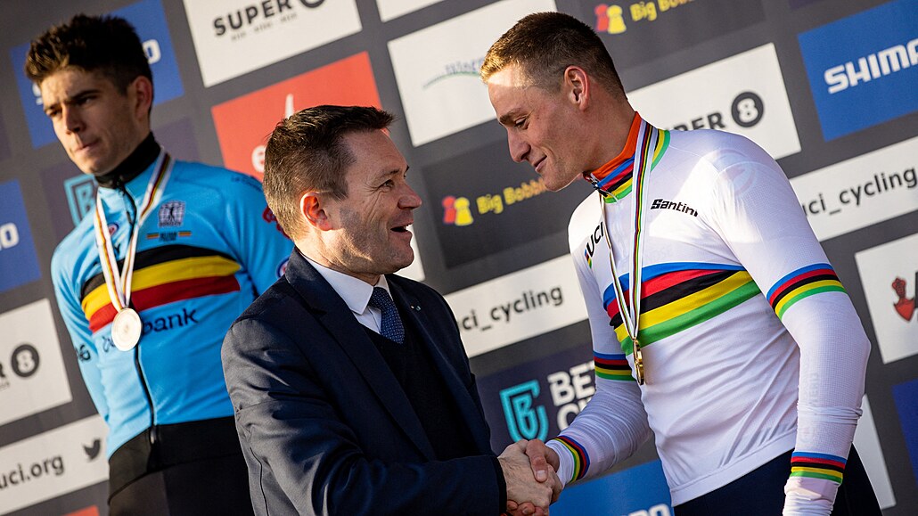 DOBRÁ PRÁCE, MATHIEU. Prezident UCI David Lappartient gratuluje Mathieu van der...