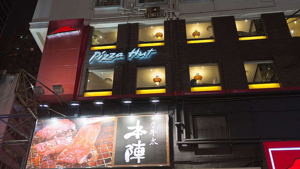 Jedna z hongkongských poboček amerického řetězce rychlého občerstvení Pizza Hut...