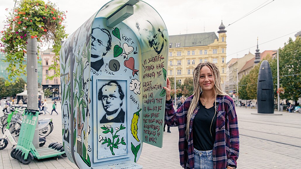 Mladá malí�ka Klaudie �vr�kové ozdobila t�i nefunk�ní telefonní budky v centru...
