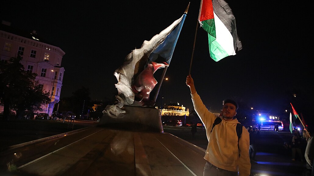 Zastánci Palestiny pravideln v Praze demonstrují (snímek z 1. listopadu). Nyní se konflikt penesl i na univerzity.