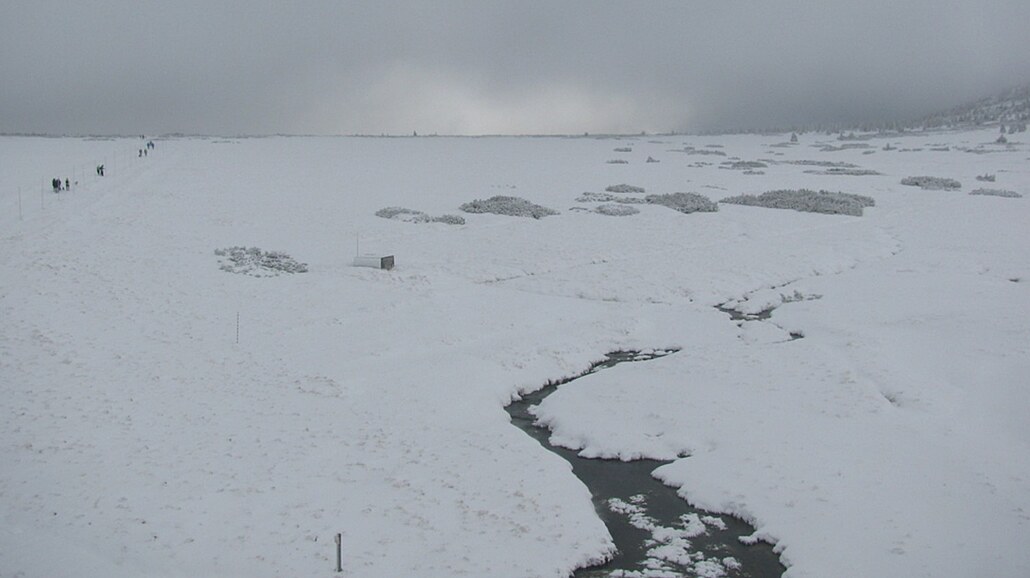 Snímek z webkamery - pohled ze Sněžky směrem na Luční boudu.