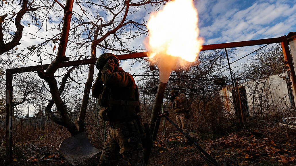 Ukrajintí vojáci pálí z minometu na ruské síly v Avdijivce. (8. listopadu 2023)