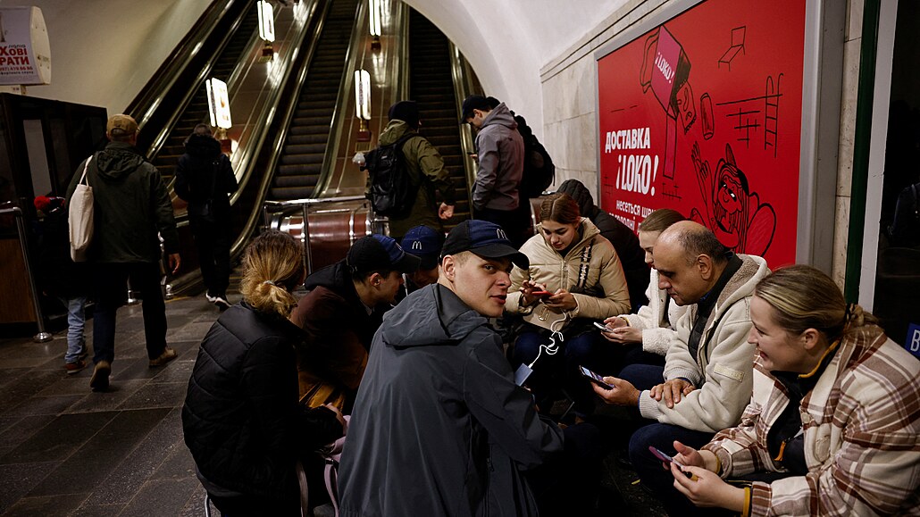 Lidé v Kyjev se ukrývají ped ruským náletem v metru. (11. listopadu 2023)