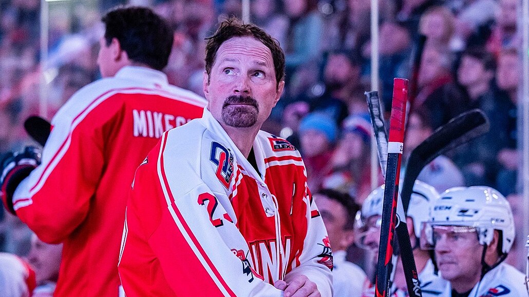 Milan Hejduk na st�ída�ce b�hem souboje legend. (11. listopadu 2023)