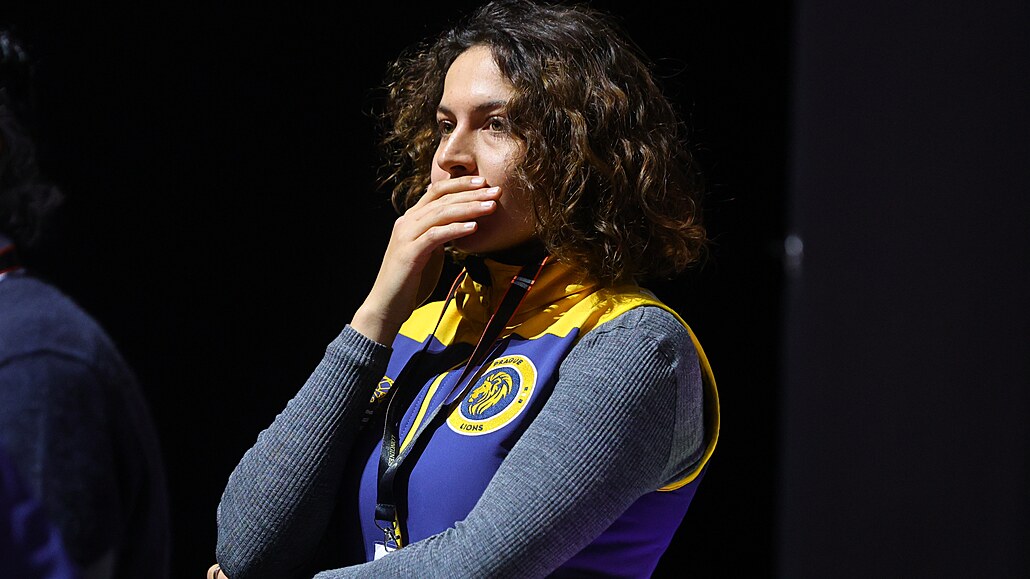 Anna Kellnerová napjat� sleduje jezdce svého týmu Prague Lions p�i finále...