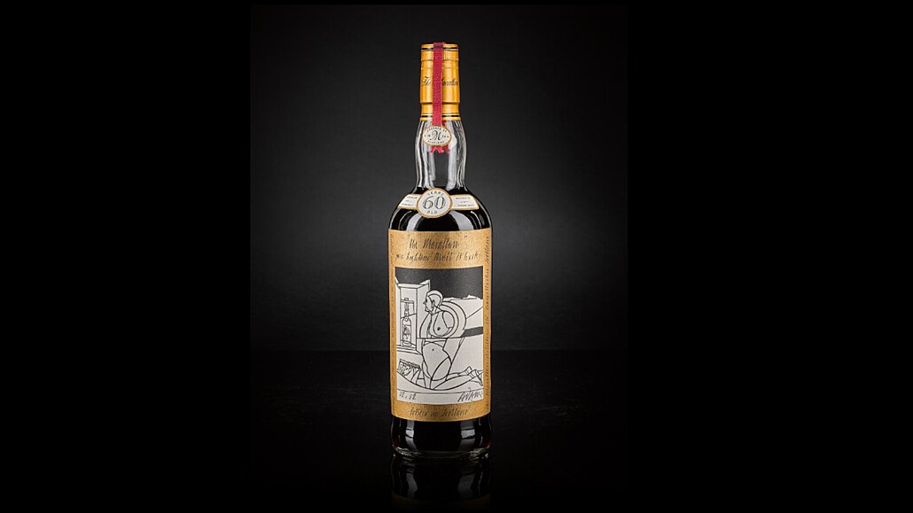 Vzácná láhev skoro 100 let staré skotské whisky Macallan se dnes na aukci v...