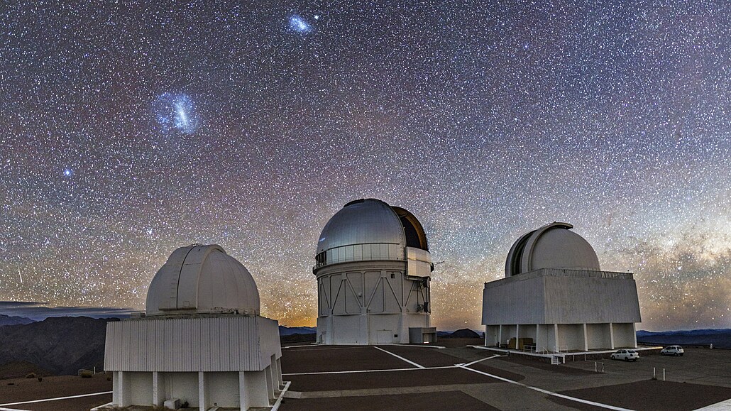 Magellanovy oblaky při pohledu nad observatoří Cerro Tololo v Chile (13....