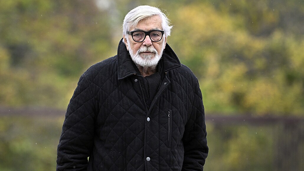 Rodina a p�átelé se ve stra�nickém krematoriu naposledy rozlou�ili s filmovým...