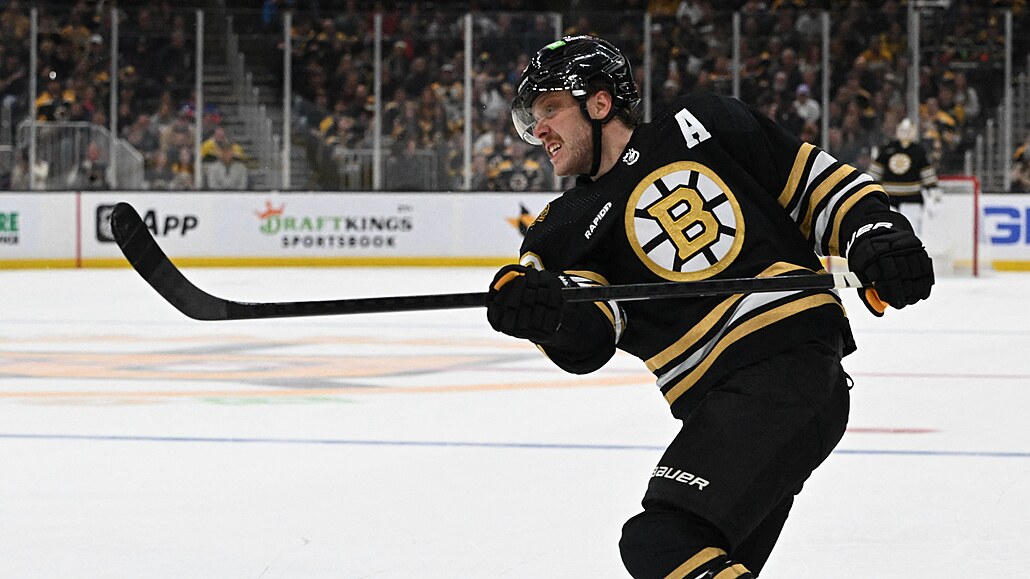 David Pastrňák z Boston Bruins při střele