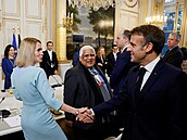 Estonská premiérka Kaja Kallasová se zdraví s francouzským prezidentem...
