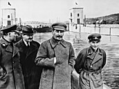 Kliment Voršilov, Vjačeslav Molotov, Josif Stalin a Nikolaj Ježov u kanálu...
