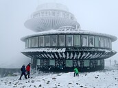 Náv�t�vníci odpo�ívají na zasn�ené Sn�ce. (11. listopadu 2023)