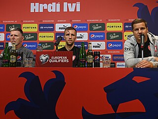 Zástupci fotbalové reprezentace na tiskové konferenci v Olomouci. Zleva trenér...