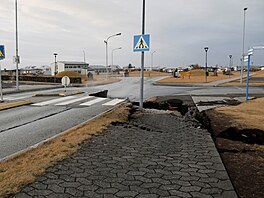 Silnice na Islandu, která byla poniená kvli sopené innosti (14. listopadu...