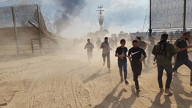 Vpad palestinskch terorist z Gazy si na jihu Izraele vydal stovky mrtvch. Destky lid bojovnci Hamsu zavlekli do Gazy jako rukojm. (7. jna 2023) 