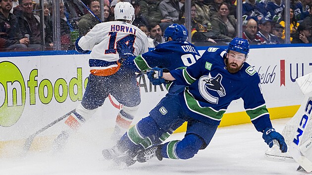 Obrnce Filip Hronek z Vancouveru v akci proti NY Islanders.