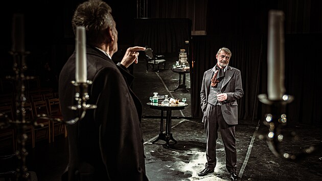 V inscenaci Oheň a popel se představí herci Martin Huba (vlevo), Jiří Dvořák (vpravo) nebo Drahomíra Hofmanová. Premiéru Divadlo Bolka Polívky uvede v sobotu 18. listopadu v Dělnickém domě v brněnských Židenicích.