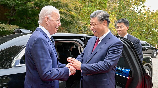 Americk prezident Joe Biden a jeho nsk protjek Si in-pching po jednn v Kalifornii (15. listopadu 2023)