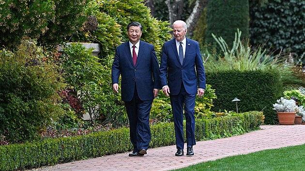 Americk prezident Joe Biden a jeho nsk protjek Si in-pching po jednn v Kalifornii (15. listopadu 2023)