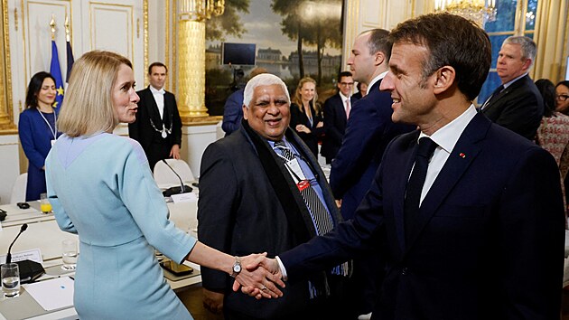 Estonsk premirka Kaja Kallasov se zdrav s francouzskm prezidentem Emmanuelem Macronem na Christchurch Call Leaders Summit v Pai. (10. listopadu 2023)