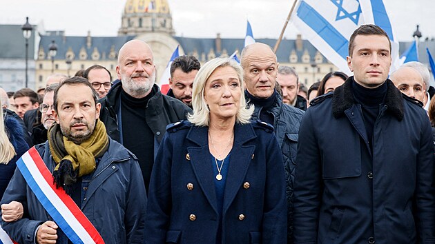 Marine Le Penov na pochodu proti antisemitismu v Pai. Vpravo pedseda Nrodnho sdruen Jordan Bardella (12. listopadu 2023)