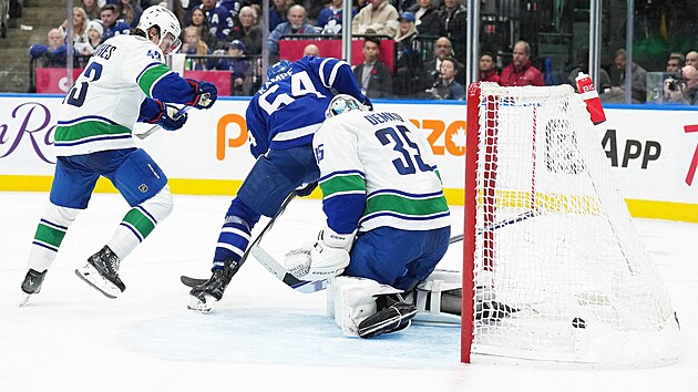 tonk Toronta Maple Leafs David Kmpf stl svj prvn gl v sezon proti Vancouveru Canucks.