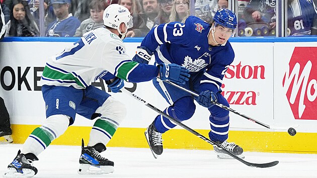 Obrnce Vancouveru Canucks Filip Hronek (vlevo) brn nik Matthewa Kniese z Toronta Maple Leafs.
