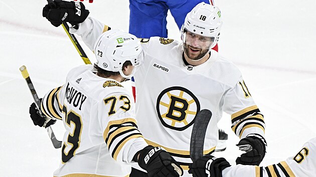 Pavel Zacha a Charlie McAvoy z Bostonu Bruins slav gl proti Montrealu Canadiens.
