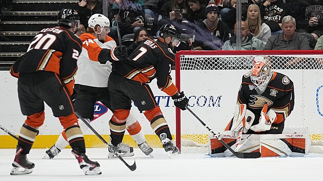 Brank Anaheimu Luk Dostl zasahuje s pomoc Radka Gudase v zpase proti Philadelphii.