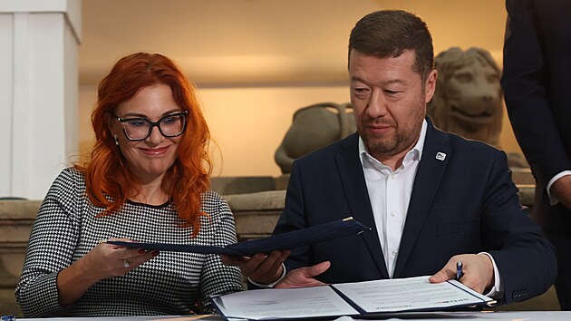 Pedseda opozinho hnut SPD Tomio Okamura a fka neparlamentn Trikolry Zuzana Majerov podepsali dohodu o uzaven spoluprce ve volbch v ptm roce - evropskch, komunlnch a sentnch. (14. listopadu 2023)