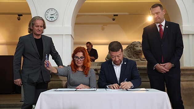 Pedseda opozinho hnut SPD Tomio Okamura a fka neparlamentn Trikolry Zuzana Majerov podepsali dohodu o uzaven spoluprce ve volbch v ptm roce - evropskch, komunlnch a sentnch. (14. listopadu 2023)