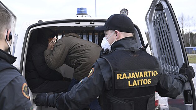 Migranti pichzejc z Ruska nastupuj do dodvky, kter je pev do pijmacho centra Joutseno ve finsk Lappeenrant. (16. listopadu 2023)