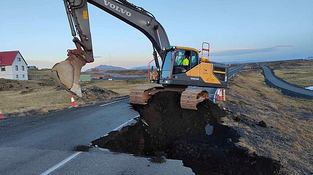Prce na silnicch pot, co se na nich objevily praskliny zpsoben sopenou innost pobl islandskho Grindaviku (14. listopadu 2023)