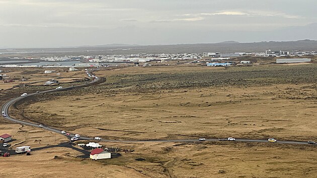 Leteck pohled na vesnici Grindavik, kter byla evakuovna kvli sopen innosti na Islandu (14. listopadu 2023)