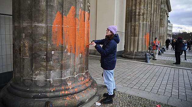 Klimatit aktivist ze skupiny Letzte Generation (Posledn generace) pomrali Braniborskou brnu v Berln. (16. listopadu 2023)