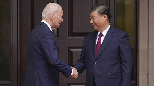 Americký prezident Joe Biden pi setkání s ínským prezidentem Si in-pchingem...